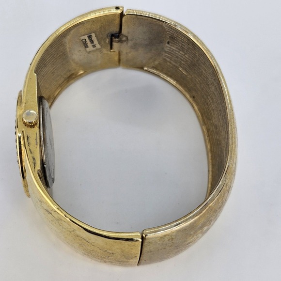 28MM Women's Gold Tone Hammered Cuff Watch Crystal Bezel 5.75" New Battery - Picture 9 of 13